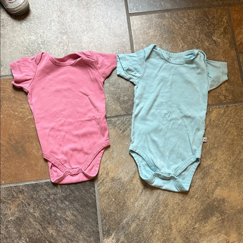 7 Honest company onesies - size 12 months - Picture 3 of 6